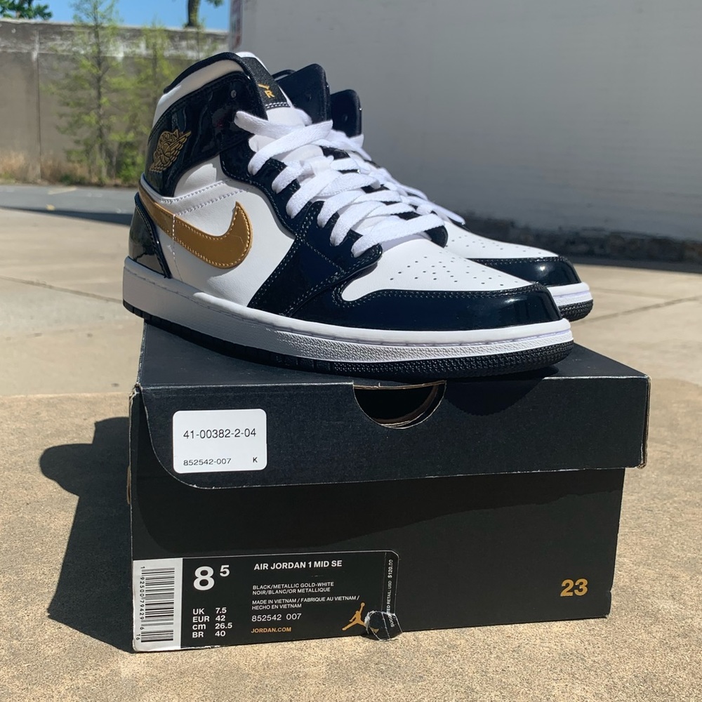 DS Jordan 1 Retro Mid Patent Black White Gold